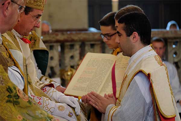 Ordination Sacerdotale à Saint-Nicolas Du Chardonnet D'un Prêtre De Rit ...