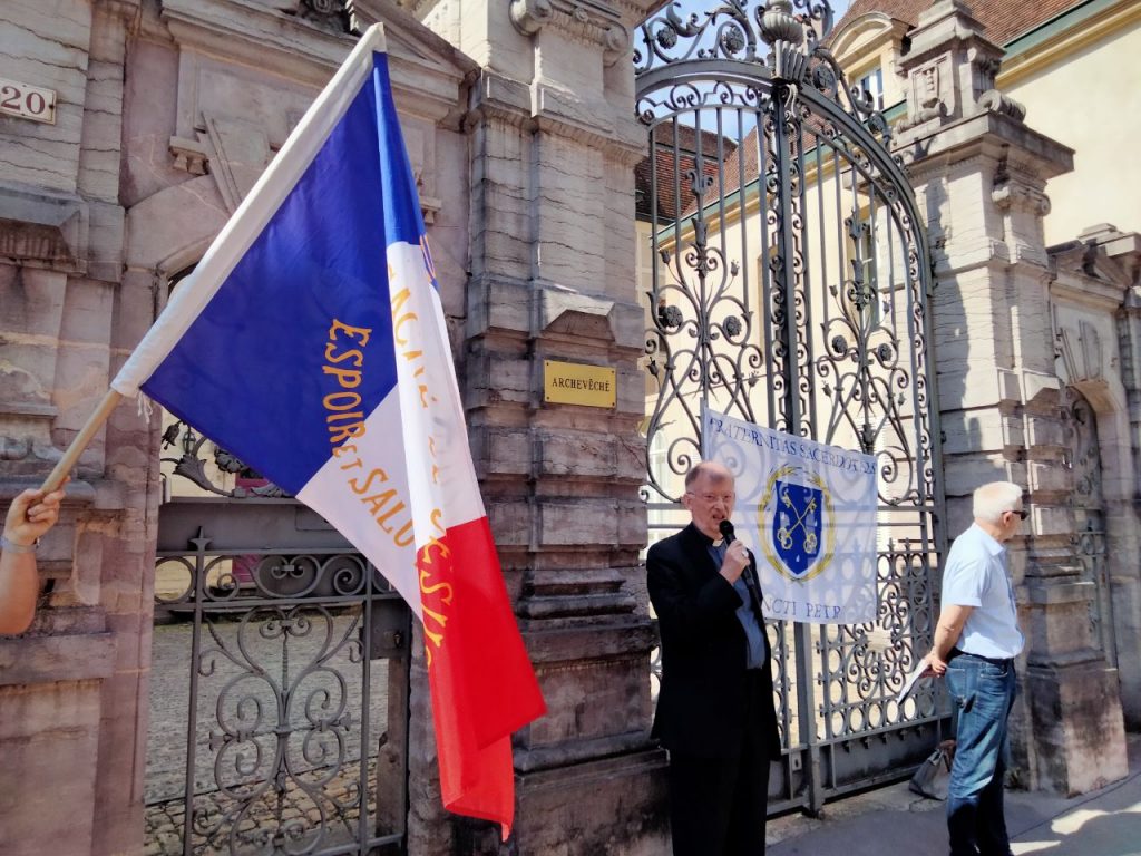 Dijon "Jeanne d’Arc non plus n’avait pas fait de théologie et c’est
