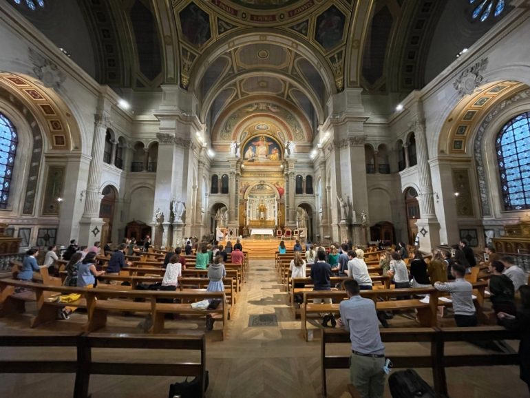 SaintFrançois Xavier (Paris) plus de 100 personnes au chapelet pour