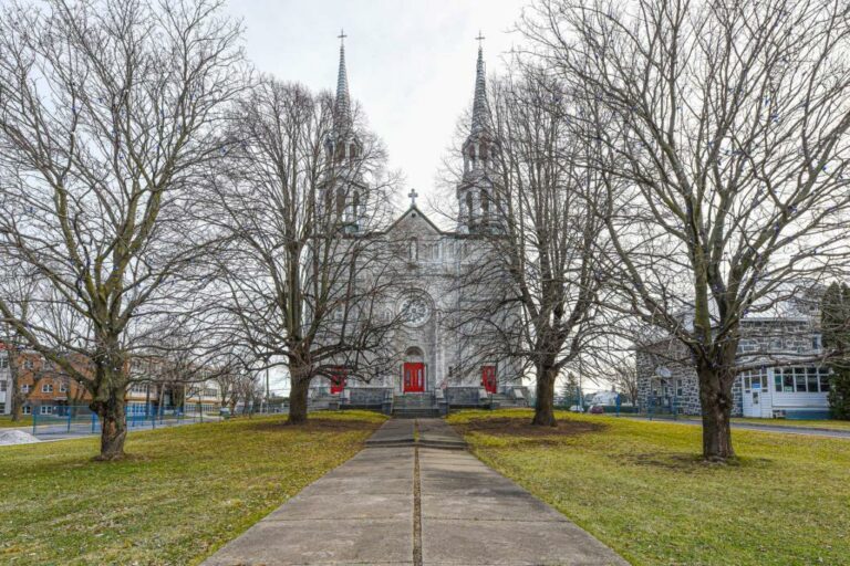 Marieville (Québec) l'église du saint nom de Marie à vendre Riposte