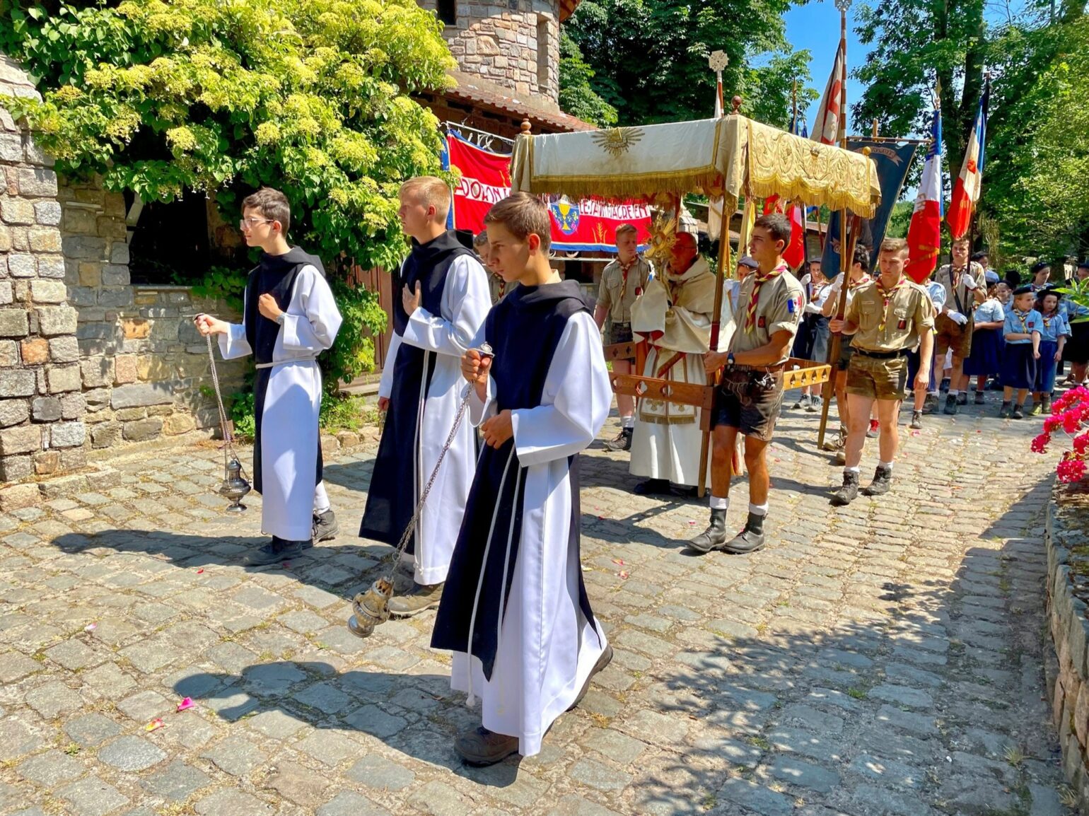 [Photos] Fête-Dieu à Riaumont - Riposte-catholique